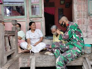 Door To Door Ke Rumah Warga, Satgas TMMD ke 110 Kodim 0415 Batanghari Bagikan Masker