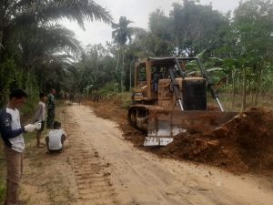 Gunakan Buldozer, Buka Jalan Penghubung Dua Desa Akan Dikebut