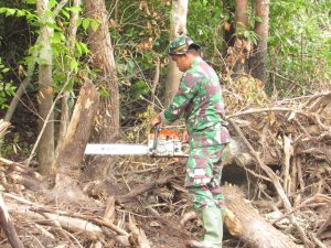 Gunakan Senso, Anggota Satgas TMMD di Sungaiterap Tebang Pohon