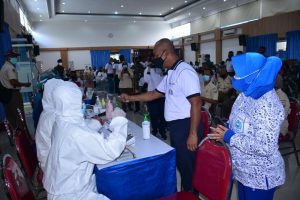 Danlantamal V Tinjau Pelaksanaan Vaksinasi Bagi Prajurit dan PNS