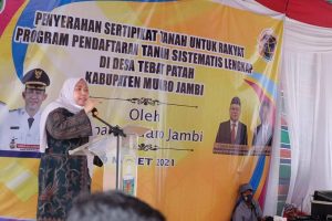 Bupati Muaro Jambi Serahkan Sertifikat Dan Bantuan Sembako Kepada Anak Yatim