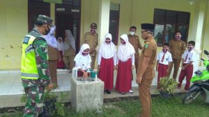 Peduli Generasi Muda, Babinsa Koramil Sungaibengkal Ajak Pelajar Disiplin Prokes