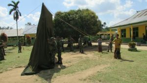 Semangat Santri Bantu Satgas Dirikan Tenda Peleton