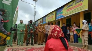 Tiba Dilokasi TMMD, Danrem 042/Gapu Disambut Tarian Selamat Datang