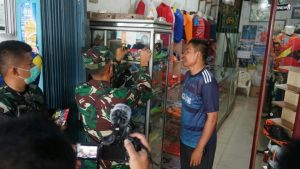 Cegah Covid-19, Dandim 0416 Bute Pasang Stiker 3 M Setiap Toko