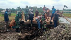 TNI Bersama Warga Ratakan Tanah di Lokasi TMMD Sungaiterap