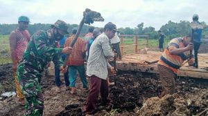Semangat Gotong Royong Di TMMD Sungaiterap