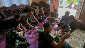 Nikmatnya Santap Siang Anggota Satgas TMMD Di Rumah Orang Tua Asuh