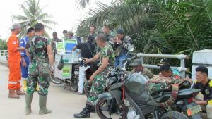 Satgas TMMD Santai Sejenak Di Jembatan Desa Sungaiterap Menjelang Sore 