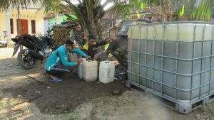 Warga Bantu Satgas TMMD Pindahkan BBM Bulldozer