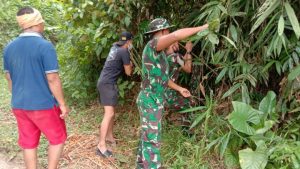 Manfaatkan Waktu Lungkap, Anggota Satgas Ajak Warga Memancing