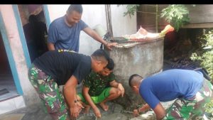 Anggota Satgas TMMD Bantu Orang Tua Asuh Menyemen Halaman Rumah