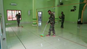 Satgas TMMD Bersihkan Masjid di Desa Mekarjaya 