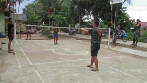 Luangkan Sedikit Waktu Anggota Satgas Bermain Badminton Di Lokasi TMMD 