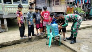 Satgas TMMD Ajari Anak- Anak Sungaiterap Membiasakan Cuci Tangan