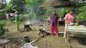 Emak – emak Sungaiterap Siapkan Masakan Istimewa Sambut Bupati Masnah