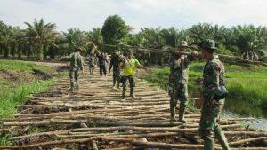 TNI dan Warga Bahu-Membahu pasang Galar