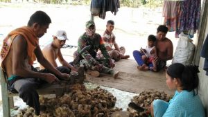 Santai bersama Warga, Babinsa Imbau Agar Tidak Bakar Lahan