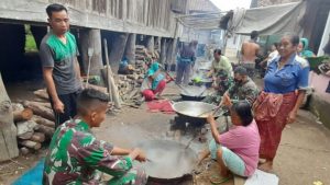 Jalin Komsos, Anggota Satgas bantu Emak – emak Membuat Kue “Bingko”