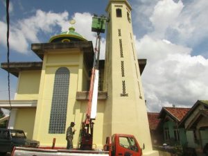 Satgas TMMD Batanghari Kembali Cat Menara Masjid Baitul Muttaqin