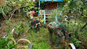 Satgas Bantu Emak – emak Bersihkan Kebun Toga PKK
