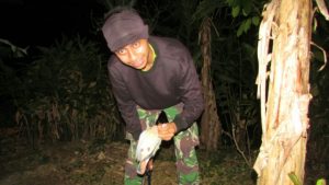 Anggota Satgas Berburu Balam di Waktu malam