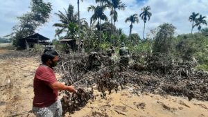 Bersama Satgas, Warga Desa Mekarjaya Gotongroyong buka Jalan Baru