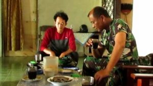 Jamuan Kopi Hangat Pemuda Desa untuk Pak TNI