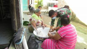 Prajurit Satgas bantu emak-emak di Sungaiterap Ngadon Kerupuk Ikan