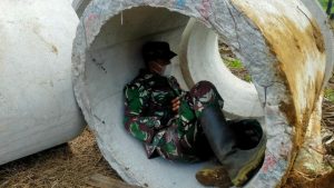 Prajurit ini Berteduh di dalam Gorong – Gorong Saat Hujan