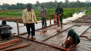 Meskipun hujan, Satgas TMMD Kodim Batanghari Tetap lanjutkan pengerjaan Jembatan
