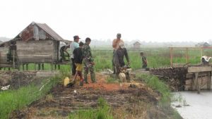 Mandi Hujan Ketua RT ini tetap bantu Satgas buatkan papan untuk jembatan