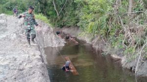 TMMD di Sungaiterap Dorong Material Lewat Anak Sungai 