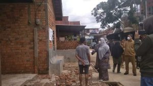 Bupati Masna Sambangi Korban Banjir Di Desa Mendalo Darat Kecamatan Jaluko