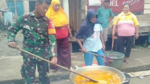 Anggota TNI ini Tidak Gengsi Bantu Emak -emak Masak Rendang
