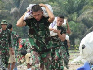 Satgas Tetap Semangat Angkut Tanah Untuk Timbun jembatan