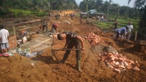 Bersama Warga, Satgas Bergotong royong Selesaikan Pembangunan Jalan Desa