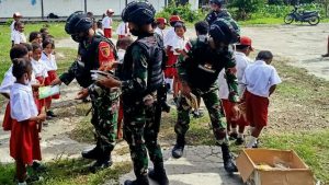 Tingkatkan Semangat Belajar, Satgas Yonif 512 Bagikan Tas dan Buku Siswa di Perbatasan