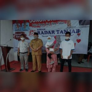 Bupati Tanjabbar Hadiri Acara Donor Darah Dalam Rangka HUT. Radar Tanjab Dan Hari Pers Nasional