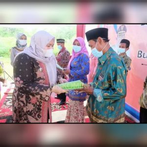 Bupati masna menyerahkan Sertifikat Tanah Di pasar Kamis Dusun Tajung Buluh Desa Tanjung