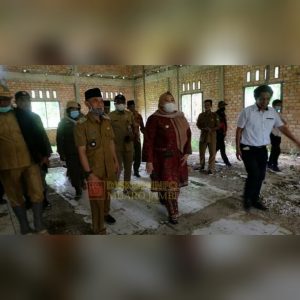 Bupati Masna Menyerahkan Setifikat dan Meresmikan Pasar Rakyat di Dua Desa