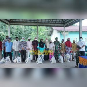 Bupati Masna Serahkan Bantuan Sembako ke Masyarakat Terdampak COVID-19 di Desa Talang Duku