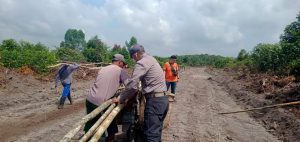 Kapenrem Gapu ikut bergotong royong bersama Warga dalam program TMMD