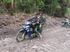 Kebersaman Anggota Satgas dan Warga di Lokasi Boncengan Bawa Senso