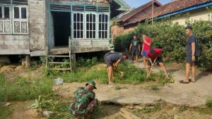 Kompak Satgas TMMD Kodim 0415 Batanghari Bersihkan Pekarangan Rumah Orang Tua Asuh