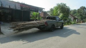 Berdayakan Mobil Dinas Danramil Angkut Kayu Galar Jalan TMMD 