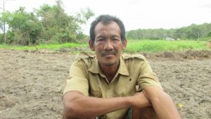 Meski Disengat Tawon, Warga Ini Tetap Semangat Membantu Satgas TMMD