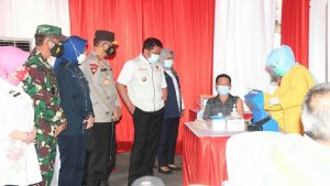 Pangdam II/Sriwijaya Tinjau Pelaksanaan Vaksin Covid-19 Bagi Pedagang Pasar Cinde