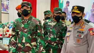 Panglima TNI Bersama Kapolri Tinjau Vaksinasi 2.000 Prajurit TNI dan Anggota Polri di Palembang