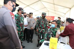 Panglima TNI Bersama Kapolri Tinjau Vaksinasi Prajurit TNI dan Anggota Polri di Polda Kepri